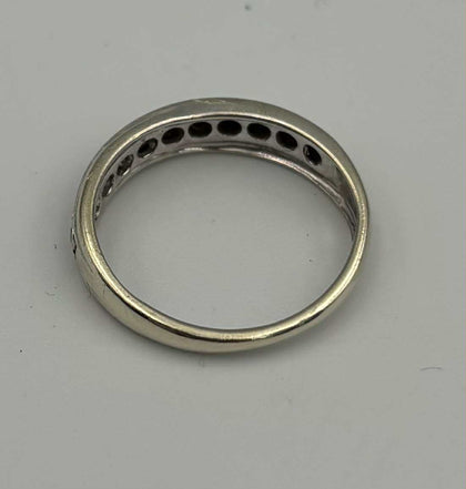 9ct 375 white gold with stones 2.3g size M