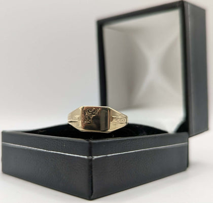 375 HALLMARKED 9CT, YELLOW GOLD, SIGNET RING WITRH DESIGN ON BAND, SIZE: Q, 2.5G, BOXED