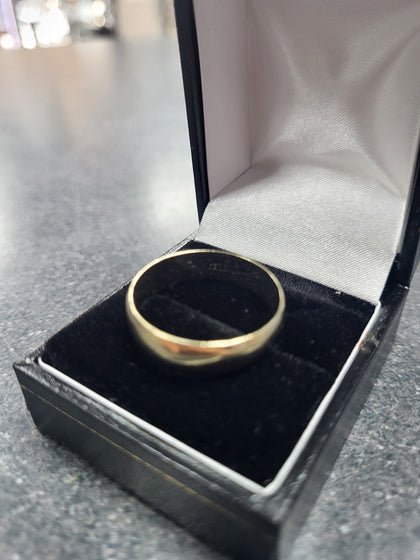 9CT - Yellow Gold Band Ring - 4.08g - Size Y. Hallmarked.