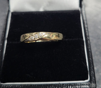 9ct Yellow Gold Ring With Clear Stones - 1.78G - Size N. Hallmarked