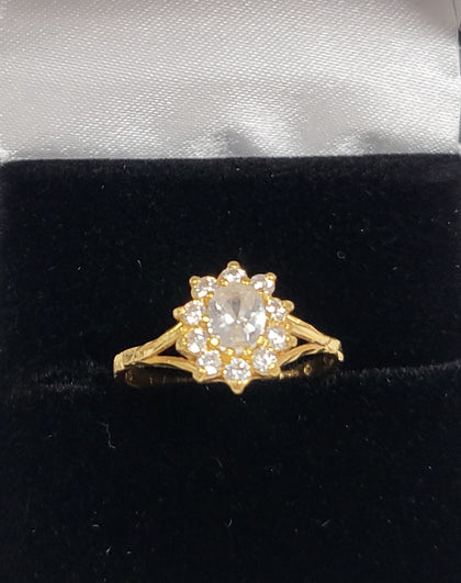 Beautiful 22CT - Yellow Gold Ring With Clear Stones - 2.05g - Size J - Hallmarked