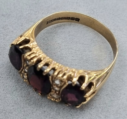 9ct gold ring with red + clear stones.