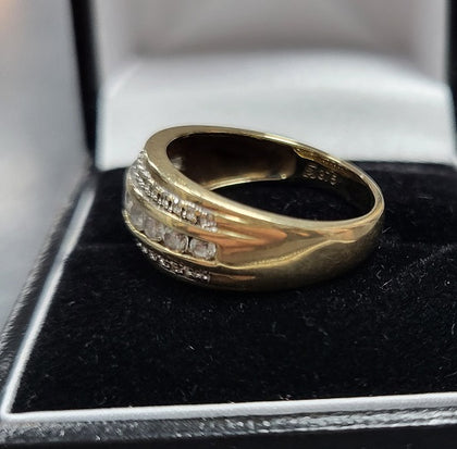 9CT - Yellow Gold Ring With CZ Stones - 3.77g - Size O. Hallmarked