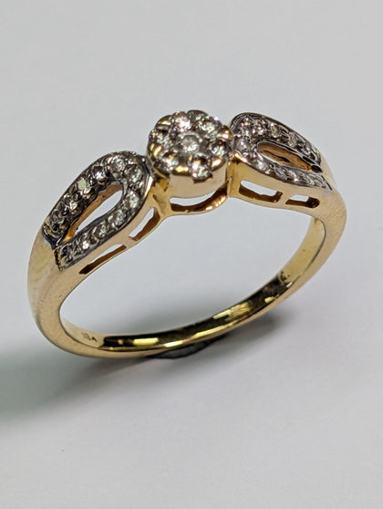 18CT GOLD DUAL HORSE SHOE DIAMOND RING