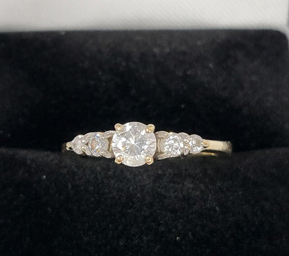 14K - Yellow Gold Ring With Clear Stones - 2.09G - Size M - Hallmarked