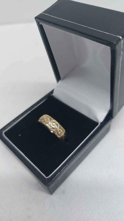 9ct Yellow Gold Patterned Ring - Size O - 2.77 Grams