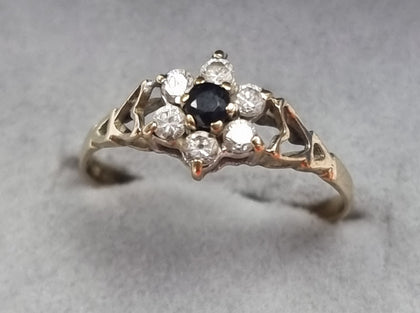 9ct Gold Ring with Clear/Black Stones Size 