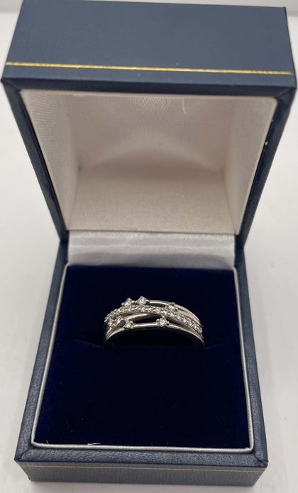 9ct white gold ring (O)