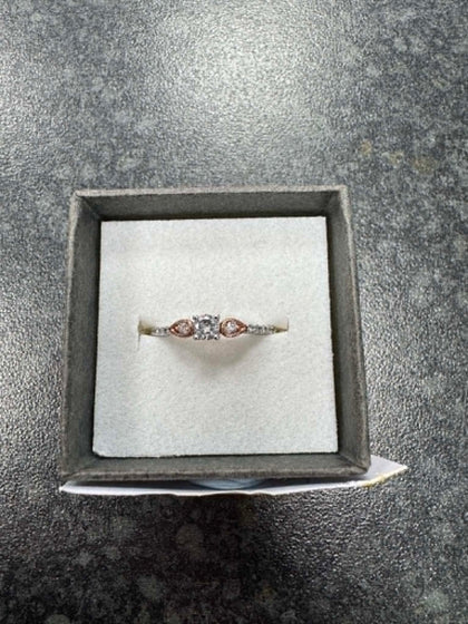 9ct  white gold/Rose gold Engagement ring Size M 1.6 grams