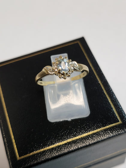 9ct Yellow Gold Ring with Clear Stones - Size P - 1.66g - Hallmarked