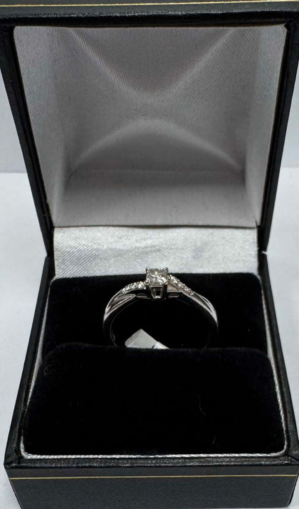 9ct 2.8g White Gold Ring - Size O - **Hallmarked**