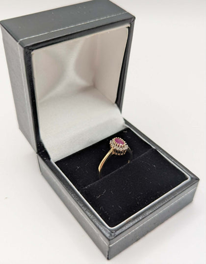 9CT HALLMARKED 375, YELLOW GOLD, RING WITH RED STONE EMBEDDED, SIZE I, 1.6G, BOXED