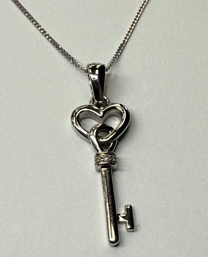 9ct white gold necklace with key pendant 18