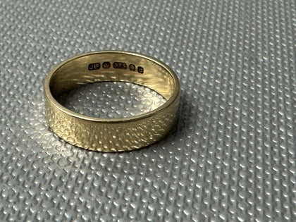 9ct Gold Band.