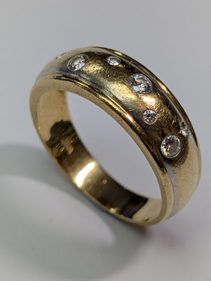 18ct gold scattered diamond ring