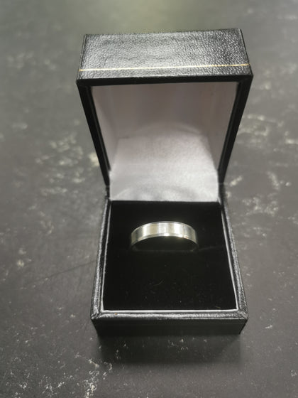 9K White Gold Ring, 5.26g, Hallmarked 375 and Tested, Size: U.