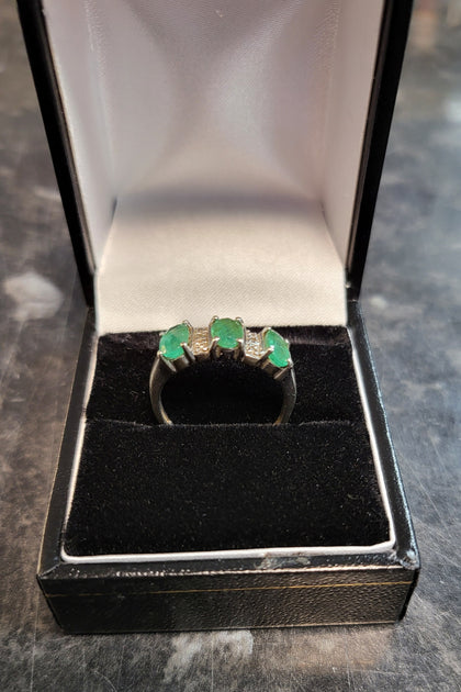 9ct White Gold Ring with Green & Clear Stones - Size N - 2.9g