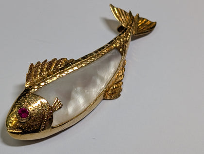18CT GOLD FISH OF LIFE BROOCH WITH MOTHER OF PEARL