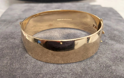 HENRY GRIFFITHS & SONS 9ct GOLD METAL CORE BANGLE WITH SAFETY CHAIN 50.4G
