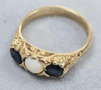 9CT GOLD RING WITH BLACK AND WHITE STONE.