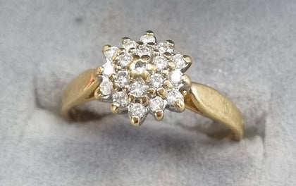 18ct gold diamond cluster ring  Size N