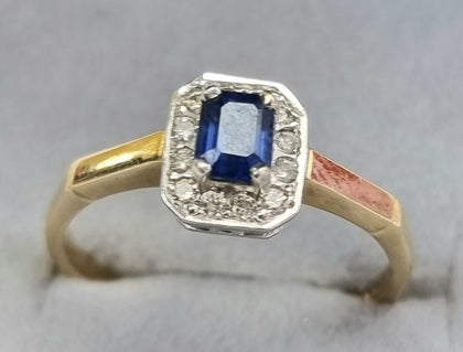 9ct Gold Diamond / Sapphire Ring 