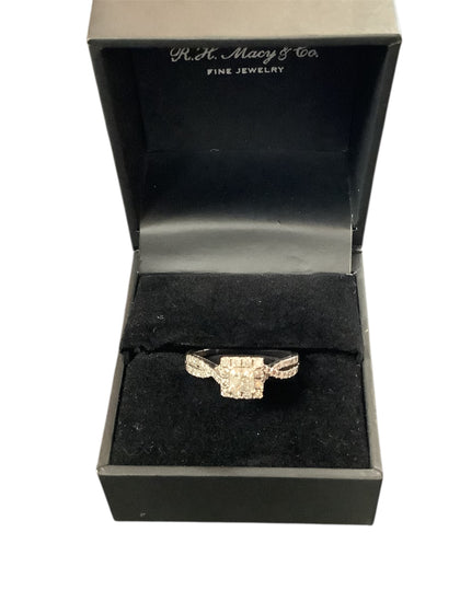 14ct Princess cut solitaire surrounded by brilliant cut diamonds size Q