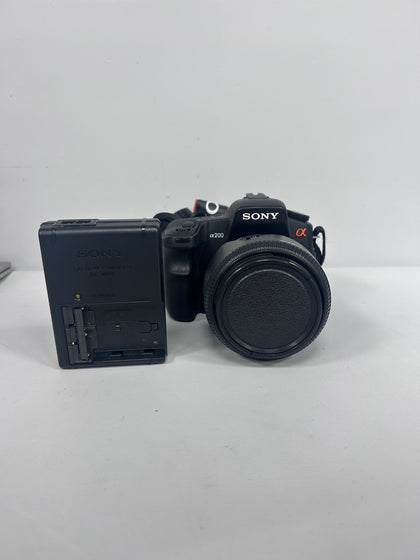 Sony Alpha A200 + Sigma 18-200mm Lens