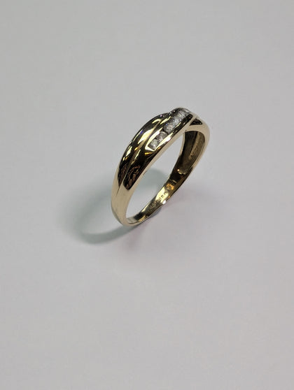 9CT GOLD RING WITH CZ STONES SIZE O