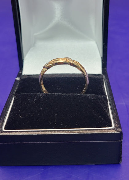 9ct Yellow Gold Ring  With Clear Stones - Size Q - 2.04G. Hallmarked