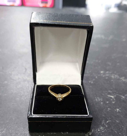 9ct gold ring with diamond, weight 2.15g, size k