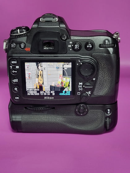 Nikon D300 DSLR Body / Battery Grip