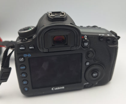 Canon Eos 5D Mark III DSLR camera (Body Only) with 2 x batteries and battery charger UNBOXED