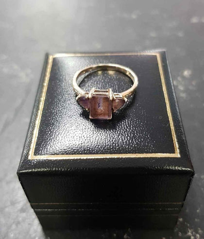 9ct gold ring with purple stone ,weight 1.8,.