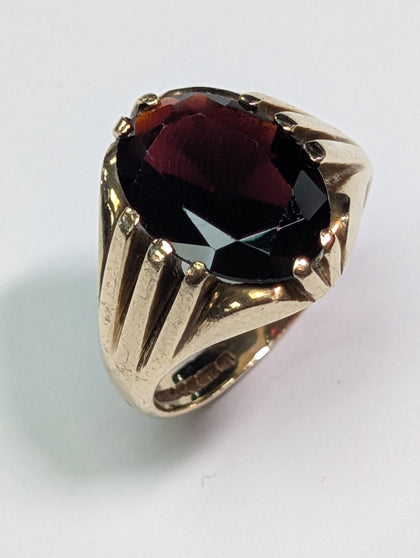 9CT GOLD RING WITH LARGE DARK RED STONE