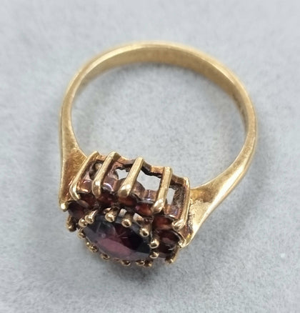 9ct gold ring with garnet