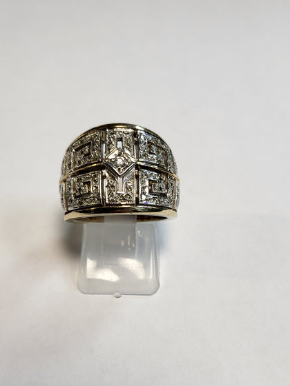 9ct Yellow Gold Ring with Clear Stones - Size O - 13.19g total