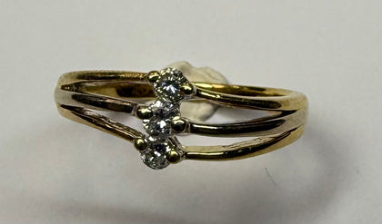 18CT YELLOW GOLD RING WITH DIAMONDS SIZE N