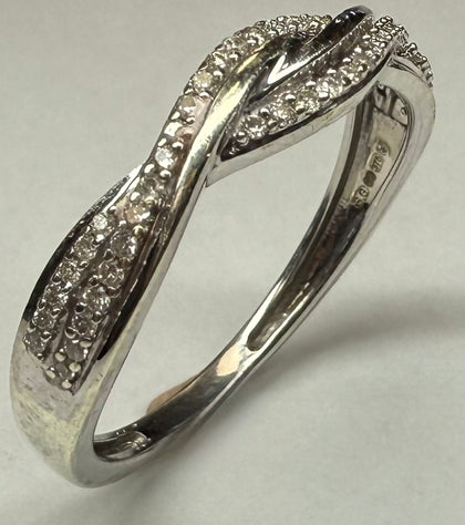 9CT WHITE GOLD & DIAMOND RING SIZE O