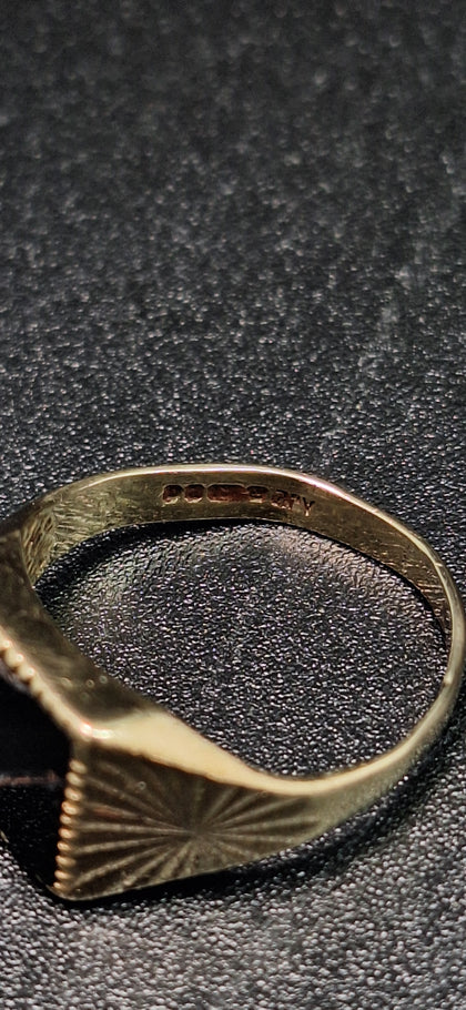 9CT Yellow Gold Signet Ring With Black Stone - Size T - 3.89 Grams