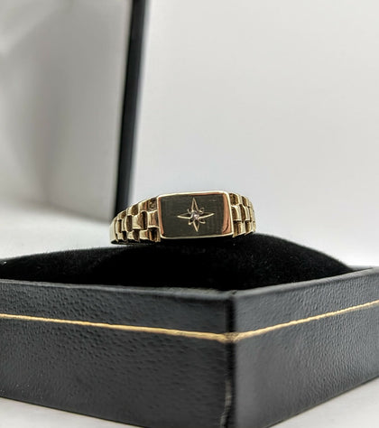 375 9CT HALLMARKED, YELLOW GOLD, RING WITH STONE EMBEDDED IN SIGNET, SIZE Q/8.5, 2.7G, BOXED