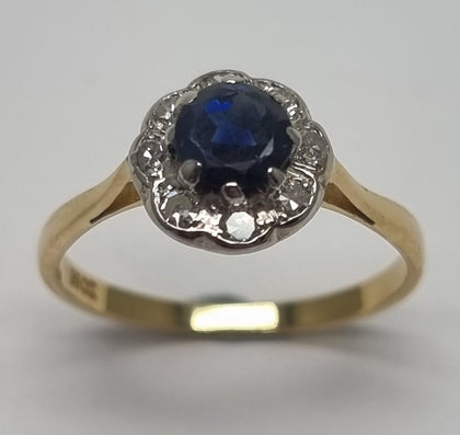 18ct Gold Sapphire & 0.22ct Diamond Cluster Head Ring - Size O (Valued at £1250)