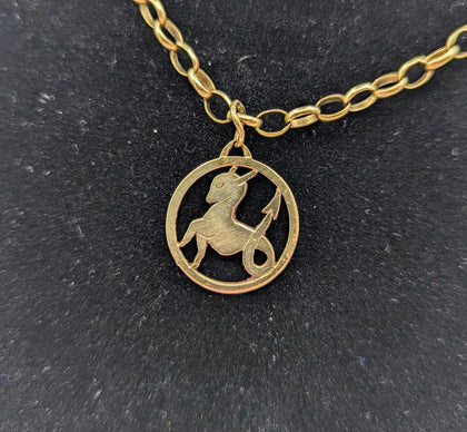375 HALLMARKED YELLOW GOLD 9CT PENDANT ON HOOP CHAIN, 20