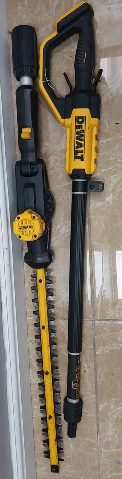 ( collection only ) Dewalt DCMPH566N-XJ 18V XR Pole Hedge Trimmer