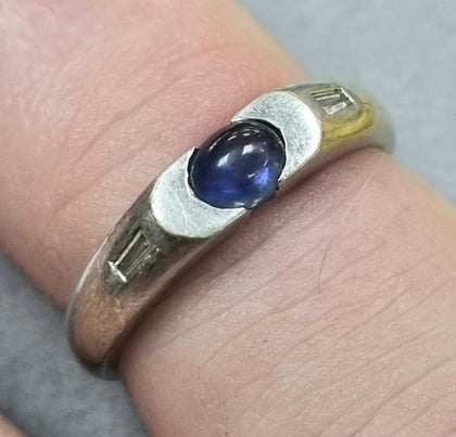 18ct White Gold  Blue Sapphire Ring