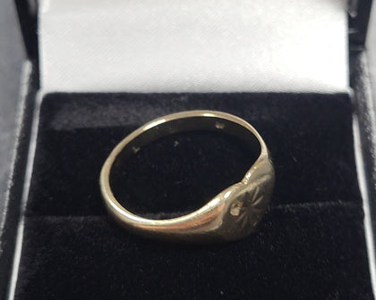 375 - Yellow Gold Heart Signet Ring - 2.46g - Size O - Hallmarked
