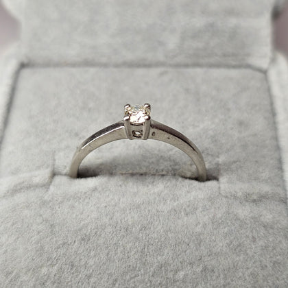 9ct white gold solitaire diamond ring N 1/2