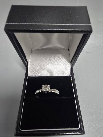 White Gold 375 9ct 2.1G Size M
