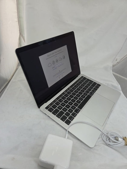 MacBook Pro 15,2/i7-8569U/16GB Ram/256GB SSD/13”/Silver