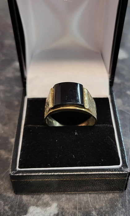 9ct Yellow Gold and Black Stone Ring - Sie T - 6.15g